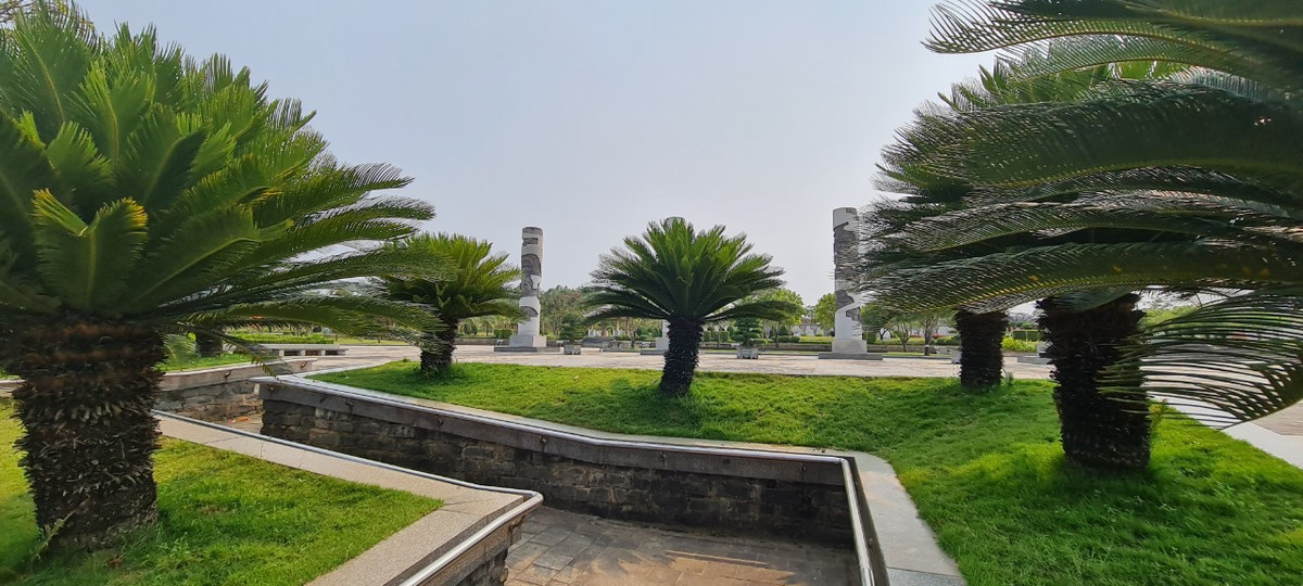 Hai bên đường dẫn chính là hai khu vườn truyền thống và hiện đại với các thảm cỏ rộng, điểm xuyết nhiều cây trồng địa phương.