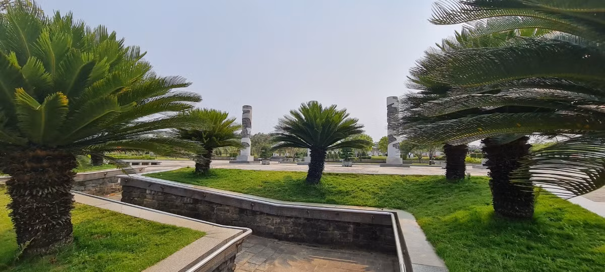 Hai bên đường dẫn chính là hai khu vườn truyền thống và hiện đại với các thảm cỏ rộng, điểm xuyết nhiều cây trồng địa phương.