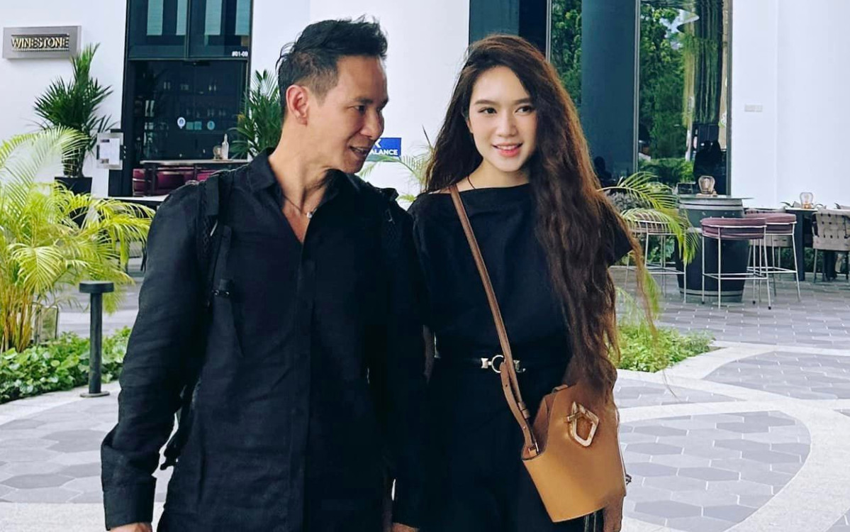 Phía sau ánh hào quang ấy của Lý Hải là hình bóng của bà xã Minh Hà. Trải qua hơn một thập kỷ đồng hành và gắn bó cùng nhau, cả hai đã cùng nhau đi qua vô vàn khó khăn, sóng gió. Dù từng là một hotgirl có tiếng, tốt nghiệp thạc sĩ Luật cùng một tương lai rộng mở, thế nhưng Minh Hà lại chọn cách tạm gác lại con đường của riêng mình để toàn tâm toàn ý chăm sóc cho gia đình.