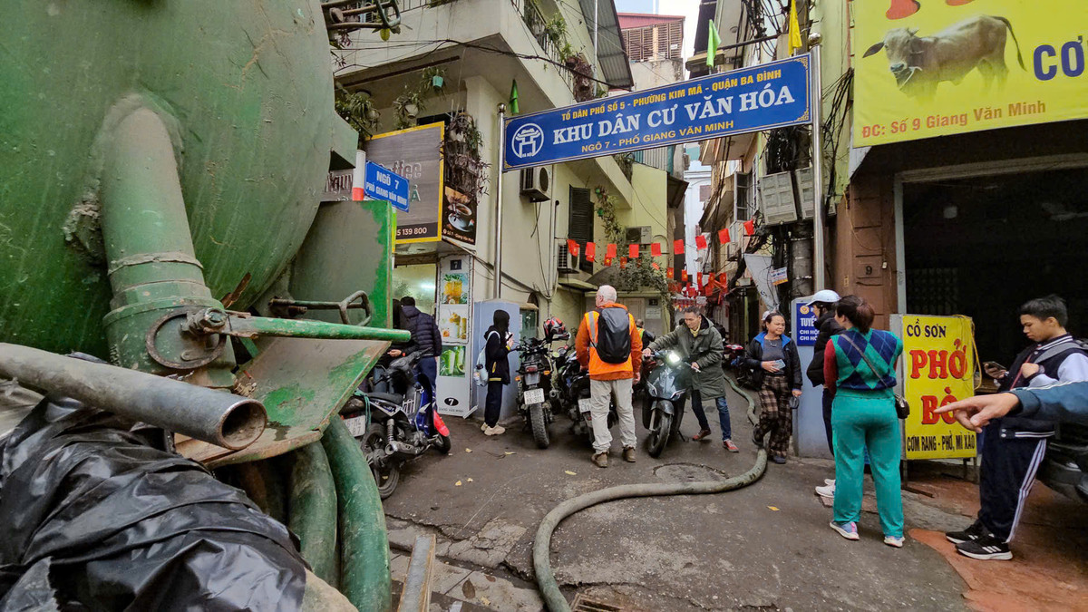 Sáng 21/2, bùn đất vẫn tiếp tục đùn và phun lên từ dưới lòng đất theo một số lỗ nhỏ và cống thoát nước trong ngõ 7 phố Giang Văn Minh, phường Kim Mã, quận Ba Đình, Hà Nội.