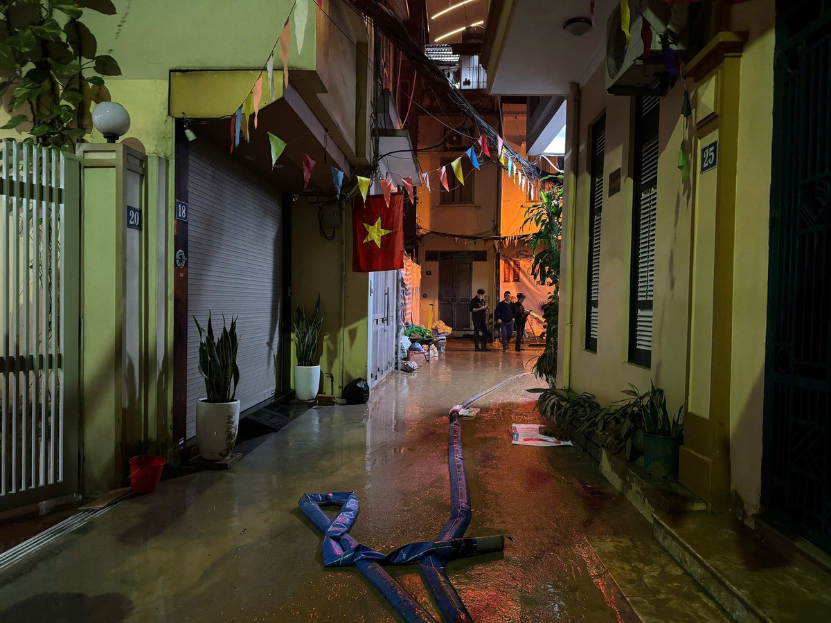 Trong quá trình khoan, phụ gia khoan hầm được phun áp lực để giữ ổn định đất trước gương đào. Khi gặp phải lỗ hở như giếng nước, lỗ khoan thì phụ gia khoan hầm sẽ theo các lỗ rỗng này trào lên mặt đất. Hiện tượng này chỉ xảy ra trong thời gian ngắn và kết thúc ngay sau khi máy TBM khoan qua và lắp đặt vỏ hầm. Đây là một hiện tượng thông thường trong quá trình thi công các công trình khoan hầm trong đô thị.