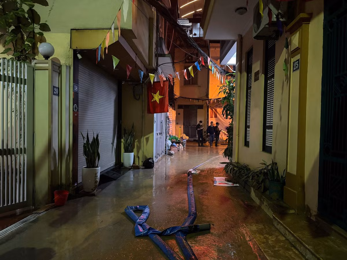 Trong quá trình khoan, phụ gia khoan hầm được phun áp lực để giữ ổn định đất trước gương đào. Khi gặp phải lỗ hở như giếng nước, lỗ khoan thì phụ gia khoan hầm sẽ theo các lỗ rỗng này trào lên mặt đất. Hiện tượng này chỉ xảy ra trong thời gian ngắn và kết thúc ngay sau khi máy TBM khoan qua và lắp đặt vỏ hầm. Đây là một hiện tượng thông thường trong quá trình thi công các công trình khoan hầm trong đô thị.