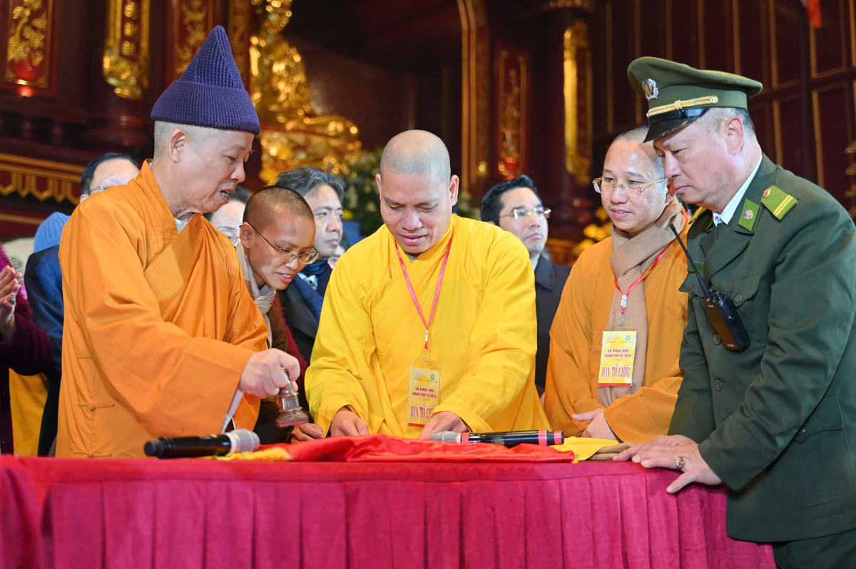 Các đại biểu làm lễ đóng dấu thiêng Yên Tử. 