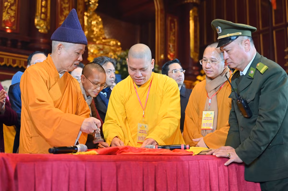 Các đại biểu làm lễ đóng dấu thiêng Yên Tử. 