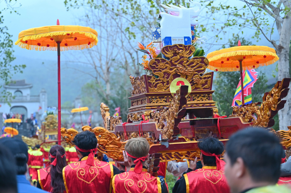 Tại lễ khai hội, nghi lễ rước kiệu năm 2025 có quy mô lớn nhất từ trước tới nay, với sự tham gia của 11 đội kiệu từ các địa phương thuộc thành phố Uông Bí và Giáo hội Phật giáo tỉnh Quảng Ninh, đã mang đến một lễ hội khai xuân long trọng và đậm đà bản sắc văn hóa Việt.