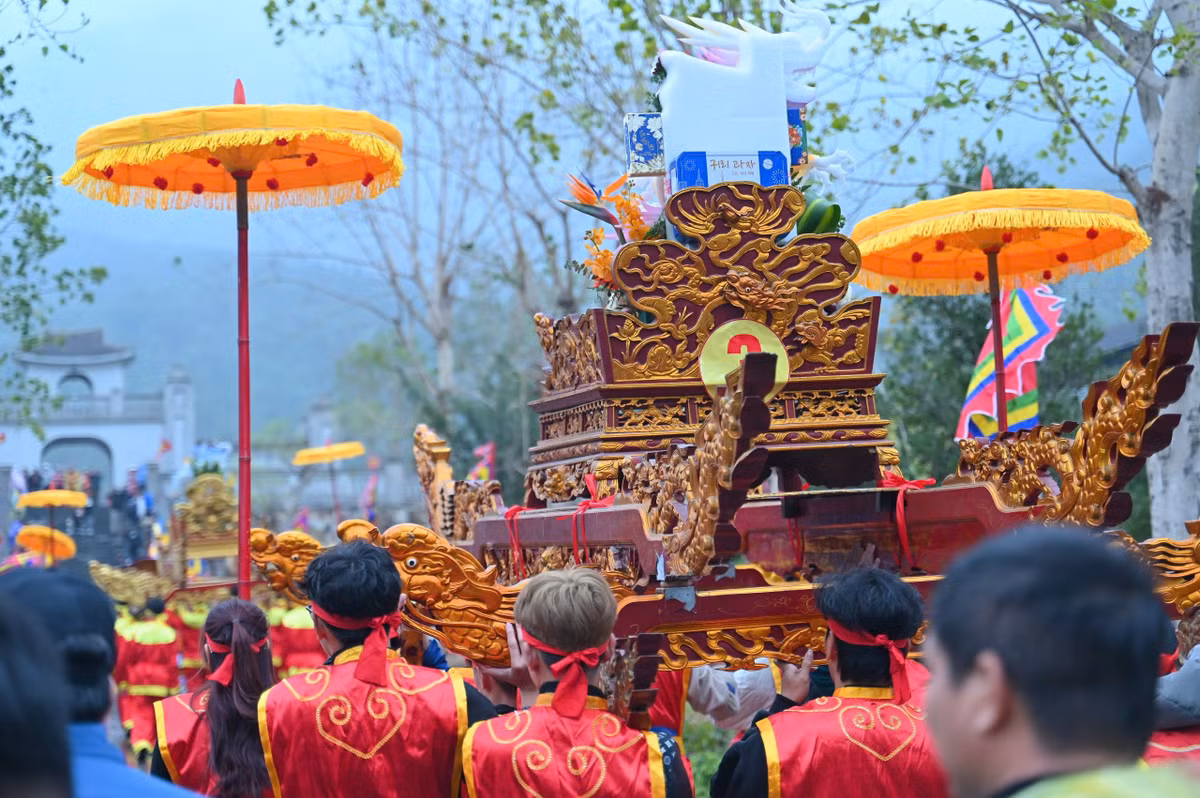 Tại lễ khai hội, nghi lễ rước kiệu năm 2025 có quy mô lớn nhất từ trước tới nay, với sự tham gia của 11 đội kiệu từ các địa phương thuộc thành phố Uông Bí và Giáo hội Phật giáo tỉnh Quảng Ninh, đã mang đến một lễ hội khai xuân long trọng và đậm đà bản sắc văn hóa Việt.