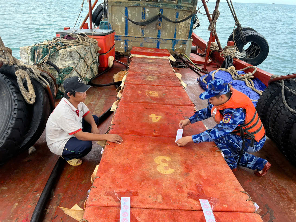 Doan Trinh sat 2 Bo Tu lenh Canh sat bien tiep tuc lap cong