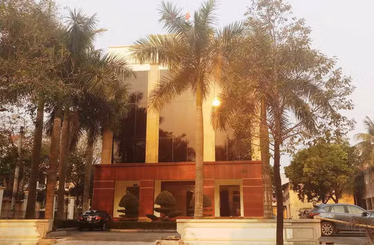 2. Bắt 5 cán bộ Thanh tra tỉnh Thanh Hóa vòi tiền doanh nghiệp: Ngày 26/4/2019, Công an tỉnh Thanh Hoá quyết định khởi tố bị can, tạm giam 4 tháng các ông, bà: Lê Mạnh Hà (57 tuổi), Nguyễn Thị Cúc (55 tuổi), Nguyễn Hưng (43 tuổi), Dương Văn Bằng (52 tuổi) và Nguyễn Quý Diễn (50 tuổi) với tội danh Nhận hối lộ.