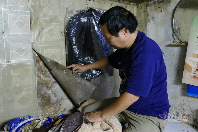  Căn nhà siêu nhỏ ở phố cổ, muốn vào phải đu lên: Sinh ra và lớn lên giữa lòng phố cổ của Hà Nội, nhiều người luôn cho rằng đó là sự may mắn của ông Hoàng Văn Xuân (57 tuổi - Hàng Buồm, Hoàn Kiếm, Hà Nội). Bởi, khoảng 30 năm về trước, khi cuộc sống còn khó khăn, việc có nơi chui ra, chui vào và "sở hữu" một hộ khẩu ở Hà Nội là điều mà nhiều người mơ ước. Tuy nhiên, với ông Xuân, sống ở phố cổ cũng có điều bất tiện. (Ảnh Vietnamnet)