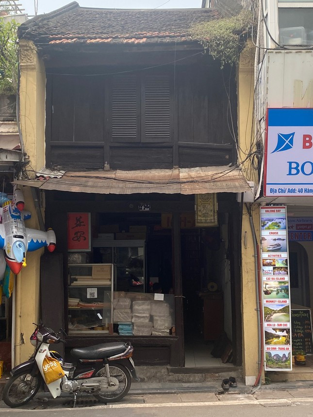  Ngôi nhà hình hộp diêm hơn 130 tuổi giữa phố cổ Hà Nội: Ngôi nhà số 42 phố Hàng Cân của gia đình bà Lê Thị Thanh Tâm (79 tuổi) gây chú ý với mái ngói và cửa bằng gỗ lim. Ngôi nhà được xây dựng vào cuối thế kỷ 19, đầu thế kỷ 20. Đây là nơi lưu giữ những kí ức về gia đình 5 thế hệ tại phố cổ Hà Nội. Chủ nhân đầu tiên của căn nhà là cụ Trần Hữu Lập, thường được gọi với tên “cụ Ích An”. (Ảnh Vietnamnet) 