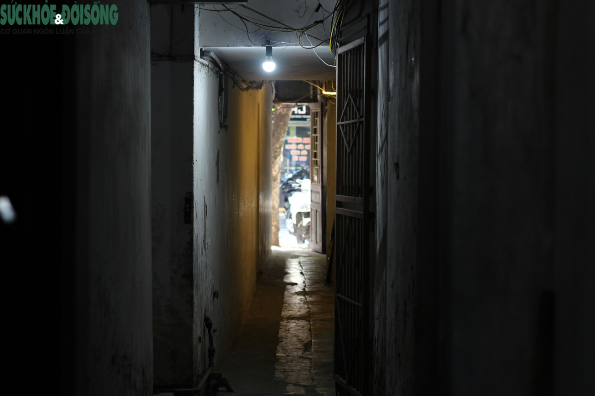  Ngõ siêu nhỏ - "đặc sản" phố cổ Hà Nội: Đi dọc các con phố Hàng Buồm, Hàng Đào, Hàng Ngang,... không khó để bắt gặp những con ngõ nhỏ với lối đi chật hẹp, chiều rộng chỉ từ 50 - 60cm, chiều cao chỉ khoảng 2m (có nơi phải cúi người, khom lưng mới đi vào được). Mặc dù có đôi chút bất tiện, nhưng theo những người già tại đây, ngõ siêu nhỏ là "đặc sản", là nét đặc trưng rất riêng mà chỉ phố cổ Hà Nội mới có. (Ảnh Sức Khỏe Đời Sống) 