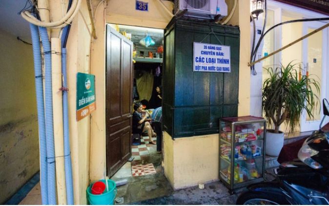  Căn nhà 9m2 là lối đi chung của 6 hộ dân khác: Căn nhà rộng 9m2 trên phố Hàng Bạc (quận Hoàn Kiếm, Hà Nội) là nơi ở của gia đình ông Nguyễn Đình Hải (65 tuổi). Tuy nhiên, đây cũng là không gian đi lại của 6 hộ dân khác. Ngôi nhà được truyền lại từ thời cha ông và chia nhỏ cho các anh em trong gia đình. Tuy nhiên, do cấu trúc là nhà ống với tổng diện tích khoảng 60m2 kéo sâu vào trong và bề ngang khoảng 2m được chia nhỏ nên mỗi căn nhà ở đây chỉ vỏn vẹn gần 10m2. Nhà của ông Hải ở ngay gần mặt tiền nên trở thành lối đi chung cho các hộ. (Ảnh Dân Trí)