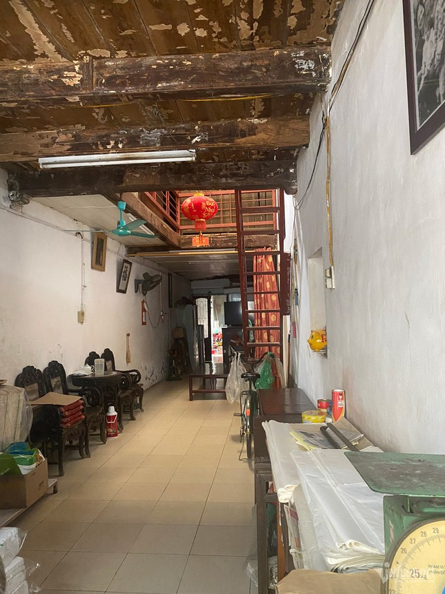 Ngôi nhà 2 tầng được thiết kế với tổng diện tích trên 100m2. Chiều dài của ngôi nhà hơn 40m nên nhìn từ ngoài vào thấy sâu hun hút. Ở tầng 1, có một phòng khách, hai giếng trời để lấy ánh sáng vào nhà, phòng bếp và nhà vệ sinh. Trên gác hiện là nơi thờ phụng. Ngôi nhà có thiết kế hình ống độc đáo, giống như một chiếc hộp diêm. Điểm đặc biệt của ngôi nhà là toàn bộ trần, cột gỗ, cửa sổ, cửa lớn, hệ thống cầu thang đều được làm bằng gỗ lim, tồn tại hơn 130 năm. 