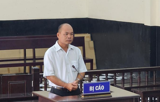  Nhận tiền hứa 'chạy án', cựu thiếu tá công an lĩnh án 5 năm tù: Ngày 5/5, TAND tỉnh Tiền Giang đã tuyên phạt bị cáo Nguyễn Ngọc Chẩn, cựu thiếu tá, cựu Đội trưởng Đội điều tra tội phạm về kinh tế- ma túy (Công an huyện Cai Lậy) 5 năm tù giam về tội “nhận hối lộ”. Trong quá trình thụ lý điều tra vụ án về ma túy, Nguyễn Ngọc Chẩn đã liên hệ với người thân của Nguyễn Tấn Khương vì có hành vi “Tàng trữ trái phép chất ma túy” và yêu cầu đưa 30 triệu đồng để giúp bị can này giảm tội với mức án từ 1,5-2 năm tù. Bà Nguyễn Thị Xuân, mẹ ruột của bị can Nguyễn Tấn Khương đã đưa 20 triệu đồng còn 10 triệu không đưa nữa mà làm đơn tố cáo.