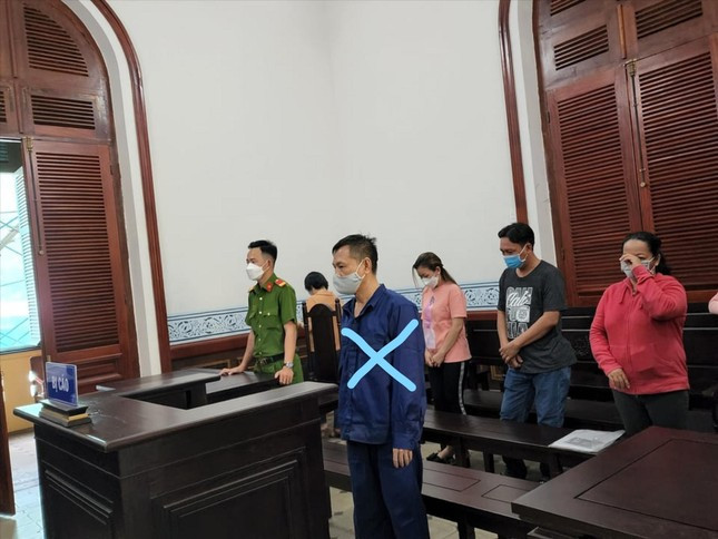  Nhận tiền 'chạy án', cựu công an lĩnh 6 năm tù: Nguyễn Duy, 33 tuổi, bị Công an quận Tân Phú, TP HCM truy bắt do liên quan đến vụ trộm, nên nhờ mẹ nuôi Trần Thị Diệu Trang tìm người lo thoát tội. Bà Trang nhờ Phạm Quang Tiến (bạn của em gái, cán bộ Phòng Cảnh sát quản lý hành chính về trật tự xã hội, Công an TP HCM) nhờ giúp đỡ. Tiến đồng ý, báo giá hơn 300 triệu đồng. Tuy nhiên, hơn một tuần sau Nguyễn Duy vẫn bị bắt, nên gia đình Duy đã tố cáo hành vi của Tiến. Ngày 19/4/2022, TAND TP HCM tuyên phạt bị cáo Phạm Quang Tiến 6 năm tù. 