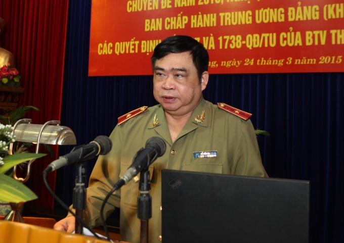  Nguyên Giám đốc Công an TP Hải Phòng nhận 35 tỷ đồng để chạy án: Ông Đỗ Hữu Ca - nguyên Giám đốc Công an TP Hải Phòng, bị Công an tỉnh Quảng Ninh khởi tố, tạm giam về tội Lừa đảo chiếm đoạt tài sản vào ngày 22/2. Theo cơ quan công an, ông Ca đã nhận 35 tỷ đồng của Trương Xuân Đước (52 tuổi, ngụ phường Đằng Hải, quận Hải An) với mục đích "chạy án" khi người này bị Công an tỉnh Quảng Ninh điều tra. Đước đã thành lập 17 công ty "ma" để mua bán hóa đơn giá trị gia tăng trái phép với số tiền giao dịch khoảng 7.500 tỷ đồng. 