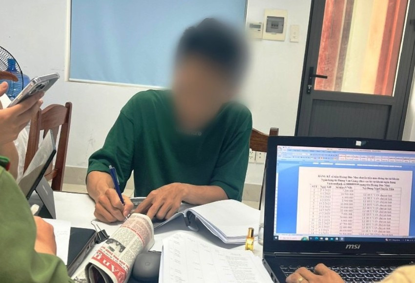 Nhan vien ngan hang ban thong tin cua khach: Xu sao?