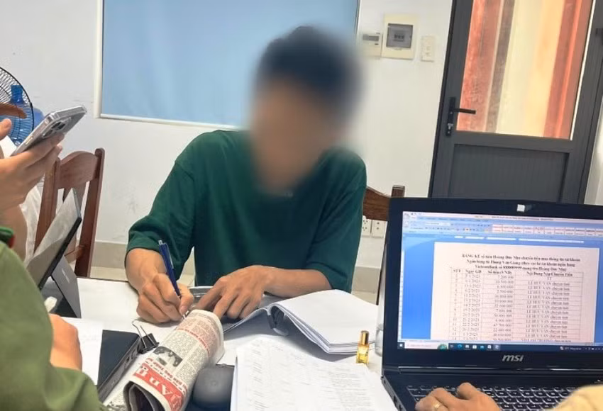 Nhân viên ngân hàng bán thông tin của khách: Xử sao? Nhan vien ngan hang ban thong tin cua khach: Xu sao?