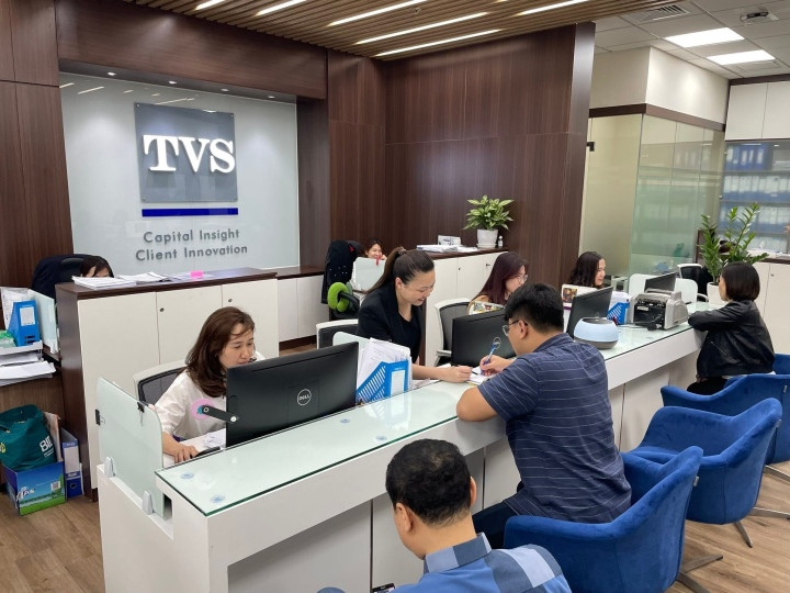  Giả mạo công ty chứng khoán lừa tiền nhà đầu tư: Vào tháng 4/2023, CTCP Chứng Khoán Thiên Việt (TVS) ra thông cáo báo chí cảnh báo việc công ty này bị giả mạo. Theo đó, một số cá nhân/ tổ chức giả mạo danh nghĩa TVS nhằm lôi kéo khách hàng mở tài khoản đầu tư, nộp/ chuyển tiền để thực hiện các khoản đầu tư không hợp pháp và chiếm đoạt tài sản với nhiều hình thức khác nhau. TVS cũng đã công bố một số danh tính đơn vị hoặc website giả mạo công ty, cụ thể gồm Tiger Global Việt Nam; Cty TNHH Mậu Dịch QT VIETDIAMOND.