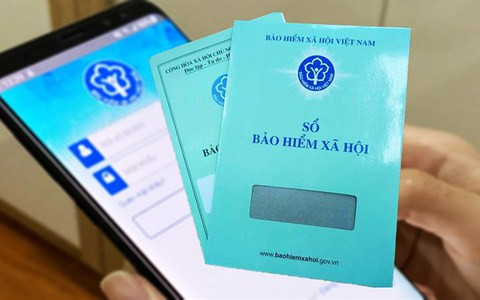 Từ đây, các đối tượng đã giả danh nhân viên tư vấn để tiếp cận, sau đó yêu cầu nạn nhân đóng nhiều khoản phí các loại như: phí nộp hồ sơ, phí đề nghị chốt sổ hay phí chuyển hóa hồ sơ… Các đối tượng còn làm giả thông báo của cơ quan BHXH, tạo lòng tin để nạn nhân chuyển tiền nhiều lần. Nghi ngờ khi phải chuyển tiền liên tục, nạn nhân liên lạc với cơ quan BHXH tại địa phương và được biết các thủ tục gộp sổ và thông báo không mất khoản phí nào. BHXH Việt Nam cho biết, hiện đơn vị chỉ có một fanpage trên Facebook duy nhất tại địa chỉ baohiemxahoi.gov.vn. Người dân cần cẩn trọng khi tìm kiếm thông tin trên các trang mạng khác. (Ảnh minh họa) 