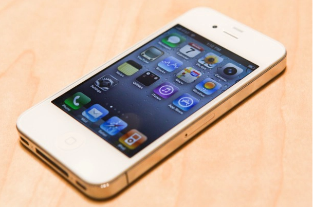 Xác định tính chất nghiêm trọng của vụ việc, Công an huyện Thủy Nguyên đã báo cáo về Công an thành phố Hải Phòng để thụ lý điều tra theo thẩm quyền. Các điều tra viên nhận thấy, sau khi sát hại anh L, nghi phạm đã lấy đi chiếc điện thoại Iphone 4 của nạn nhân. Đây rõ ràng là vụ án giết người với mục đích cướp tài sản. Khi khám nghiệm, lần theo vết máu, công an phát hiện đường tẩu thoát của nghi phạm. Theo đó, sau khi gây án, hung thủ đã đi lên tầng 3 và trèo ra ngoài theo đường ống nước. (Ảnh minh họa, nguồn Internet)