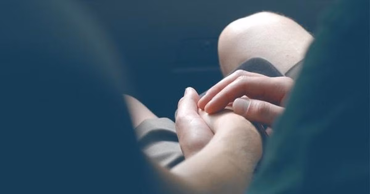  Thiếu tá công an quan hệ bất chính với phụ nữ có chồng: Ngày 3/3, Ban Giám đốc Công an tỉnh Bình Dương đã quyết định thi hành kỷ luật bằng hình thức giáng chức từ đội trưởng xuống đội phó đối với Thiếu tá L.T.V (Đội Hành chính thuộc Phòng Kỹ thuật hình sự) theo đề xuất của Phòng Kỹ thuật hình sự Công an tỉnh. Trước đó, sau khi tiến hành xác minh nội dung tố cáo, Phòng Kỹ thuật hình sự đã họp kiểm điểm và đề xuất Giám đốc Công an tỉnh Bình Dương ban hành quyết định xử lý kỷ luật Thiếu tá V về hành vi quan hệ bất chính với phụ nữ đã có chồng. (Ảnh minh hoạ) 