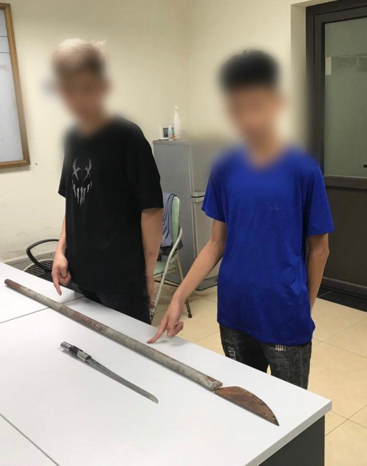 Hai thiếu niên mang kiếm đi cướp tài sản trong đêm ở Hà Nội Hai thieu nien mang kiem di cuop tai san trong dem o Ha Noi