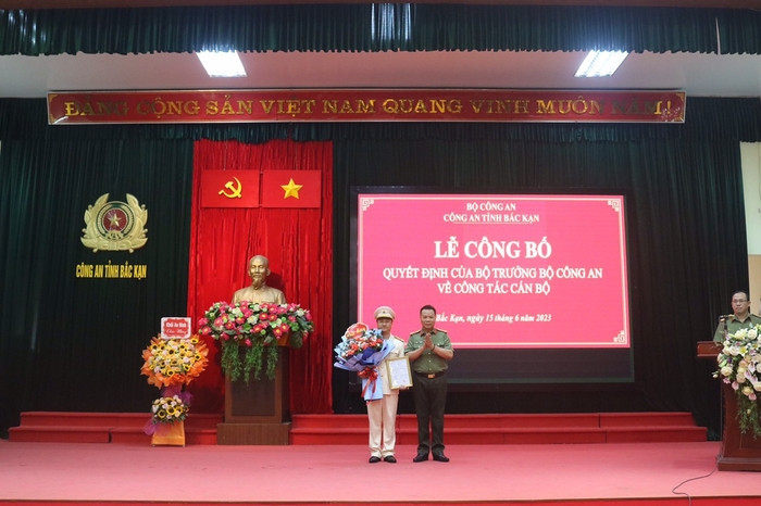 Trong suốt quá trình công tác, dù ở bất cứ đơn vị nào, Thượng tá Lê Hồng Giang luôn nỗ lực phấn đấu, tận tụy, trách nhiệm với công việc, hoàn thành tốt nhiệm vụ được giao.