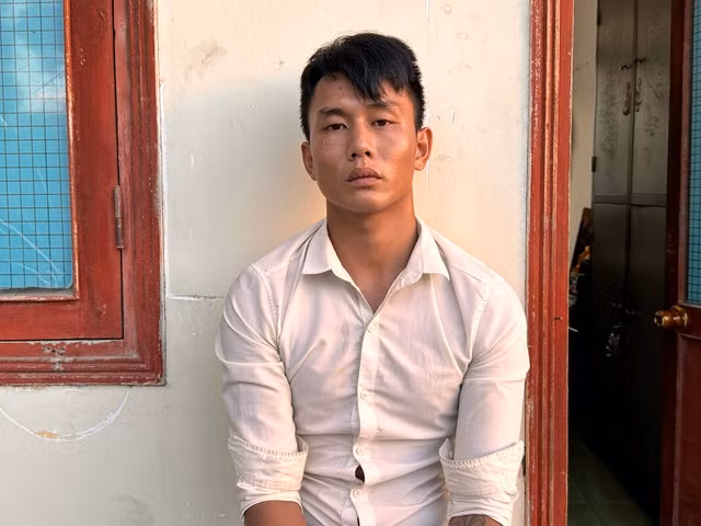  Thiếu nữ bị chém chết khi đang ngủ cùng bạn: Đêm 27/5, vợ chồng ông Đinh Văn Trí (43 tuổi) và bà Đinh Thị Thương (40 tuổi, trú xã Sơn Bua, huyện Sơn Tây, Quảng Ngãi) uống rượu bên nhà hàng xóm cùng Nguyễn Thanh Nhân (23 tuổi, trú xã Tịnh Đông, huyện Sơn Tịnh, Quảng Ngãi). Sau đó, Nhân đi theo đến tận nhà ông Trí. Tại đây, Nhân cãi nhau với con gái ông Trí là Đinh Thị Thinh (17 tuổi). Sau đó, Thinh bỏ lên gác ngủ với bạn là Đinh Văn Hà (20 tuổi) còn Nhân bỏ đi. Đến khoảng 2h ngày 28/5, Nhân cầm theo dao đến nhà ông Trí, đi lên gác và dùng dao chém Thinh chết và Hà bị thương. 