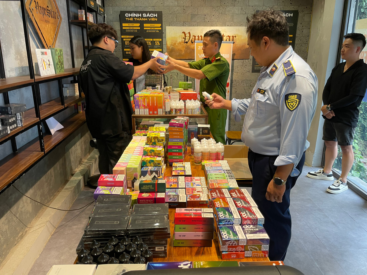 Hà Nội: Tạm giữ hàng trăm sản phẩm thuốc lá điện tử, tinh dầu Ha Noi: Tam giu hang tram san pham thuoc la dien tu, tinh dau