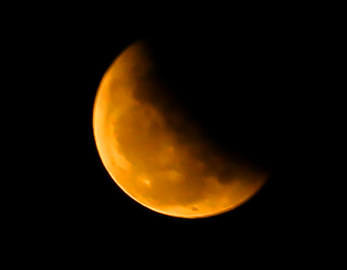 Hình ảnh Mặt trăng máu, cũng chính là nguyệt thực toàn phần lúc 19h30 nhìn từ sân vận động Mỹ Đình. Ảnh: Dân Việt.