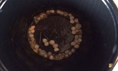 An hau o nha hang, moi duoc 50 vien ngoc trai