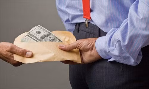 Ben Tay, benh nhan dut lot bac si nhu the nao