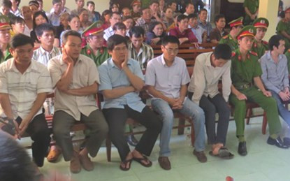 Vu cong an dung nhuc hinh: Yeu cau boi thuong 1,5 ty-Hinh-3