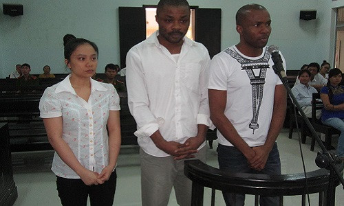 Thieu nu cau ket voi nguoi nuoc ngoai lua dao tien ty