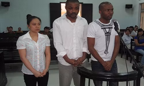 Thieu nu cau ket voi nguoi nuoc ngoai lua dao tien ty