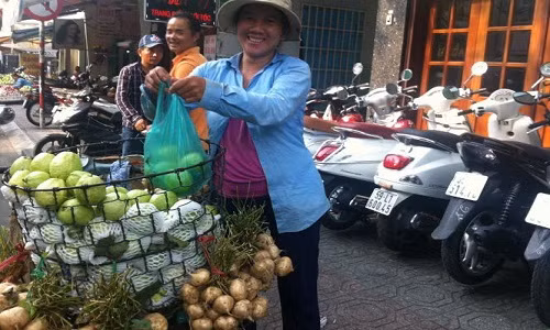 Trai cay gia 7.000 dong/kg tran ngap pho Sai thanh