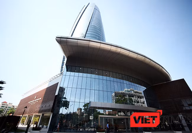 Đáng quan tâm là phần bao che bên ngoài tòa nhà được sử dụng hơn 21.000m2 kết cấu kính phủ lớp Lowe có khả năng chống hấp thu nhiệt, tận dụng ánh sáng tự nhiên, tiết kiệm năng lượng.