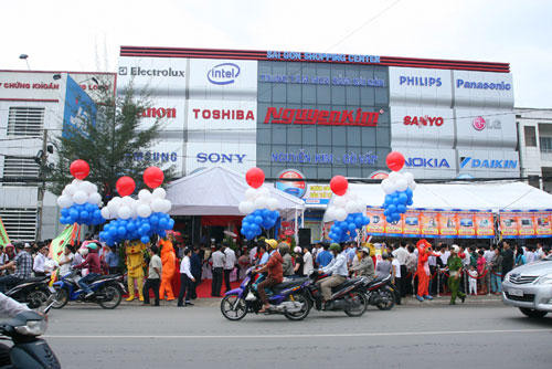 Hệ thống cửa hàng điện máy Nguyễn Kim hiện là nhà bán lẻ lớn nhất nhì Việt Nam trong lĩnh vực điện tử, điện máy. Hiện nay, Nguyễn Kim đã có 21 cửa hàng điện máy trên toàn quốc. Năm 2013, tạp chí Retail Asia đã xếp Nguyễn Kim ở vị trí thứ 3 trong top 10 nhà bán lẻ hàng đầu Việt Nam, đứng sau Saigon Co.op và SJC, với doanh thu đạt khoảng 9.000 tỷ đồng năm đó.