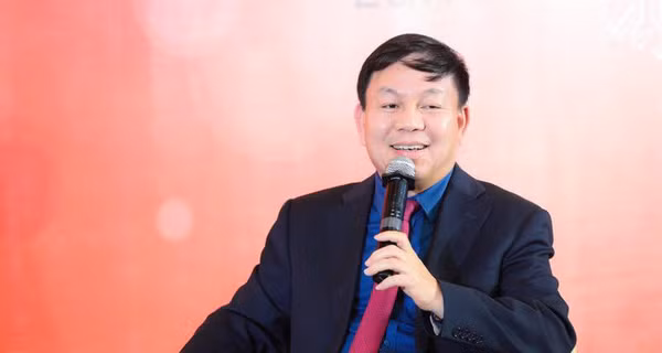  3. Phó Tổng Giám đốc Viettel Lê Đăng Dũng với tài cover các bản nhạc "hít" Tự nhận là "fan ruột" của Sơn Tùng M-TP, ông Lê Đăng Dũng thường xuyên thể hiện các bản hit của ca sĩ trẻ này và luôn làm người nghe cảm thấy sôi động. Mới đây, tại buổi tọa đàm nhân dịp kỷ niệm ngày Quốc tế Phụ nữ 8/3/2017, Phó Tổng giám đốc Viettel đã biểu diễn bài hát "Nơi này có anh", dành tặng chị em phụ nữ trong Tập đoàn. Đây là ca khúc hit của Sơn Tùng M-TP mới được ra mắt hồi Valentine năm nay. Ảnh: VTC News.