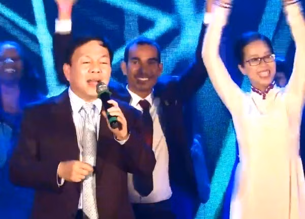 Ngay sau khi đoạn clip được chia sẻ trên trang của Viettel Group, rất nhiều người đã ca ngợi giọng hát của vị Phó Tổng Viettel. Có lẽ chính sự thân thiện của vị Phó tổng đã rút ngắn khoảng cách giữa sếp và nhân viên, đem đến một bầu không khí vui vẻ cho buổi tiệc. Rất nhiều người đã tự nhận là "fan hâm mộ" của vị sếp tuyệt vời này. Ảnh: Xã luận.