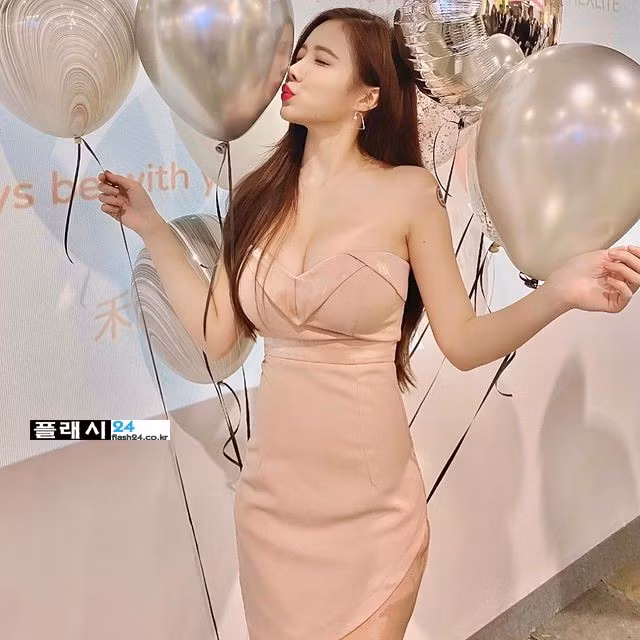 Bức ảnh mới nhất mà Lam Tinh Lôi chụp bên vệ đường với chiếc áo khoét sâu khiến mọi người không thể rời mắt.