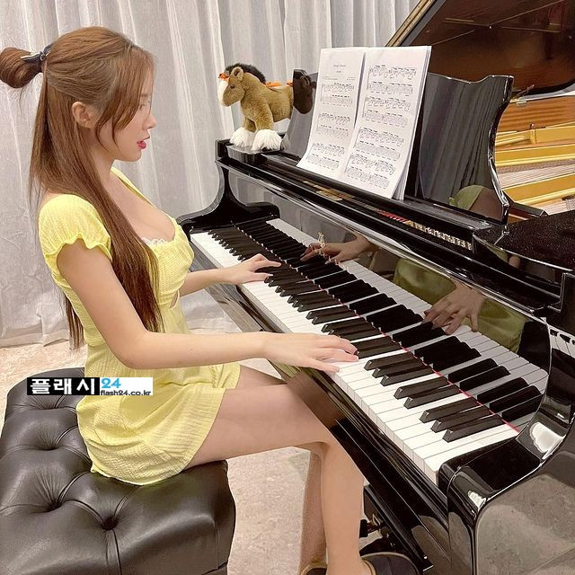 Ngoài bức ảnh mới đăng, Lam Tinh Lôi còn có nhiều bức ảnh ngồi bên cửa sổ, tạo dáng trước camera vô cùng gợi cảm.