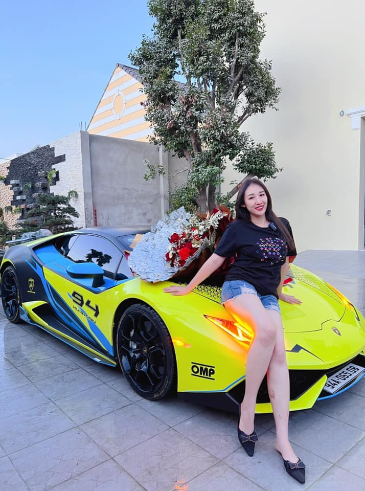 Là nữ đại gia nổi tiếng Bạc Liêu, việc Huỳnh Như sẽ sử dụng hay trưng bày chiếc Vespa 946 Christian Dior trị giá 1,6 tỉ đồng khiến dân mạng hết sức quan tâm. Cùng với những chia sẻ về cuộc sống, suy nghĩ của mình, Huỳnh Như mong mọi người trong tương lai sẽ hiểu hơn về cô.