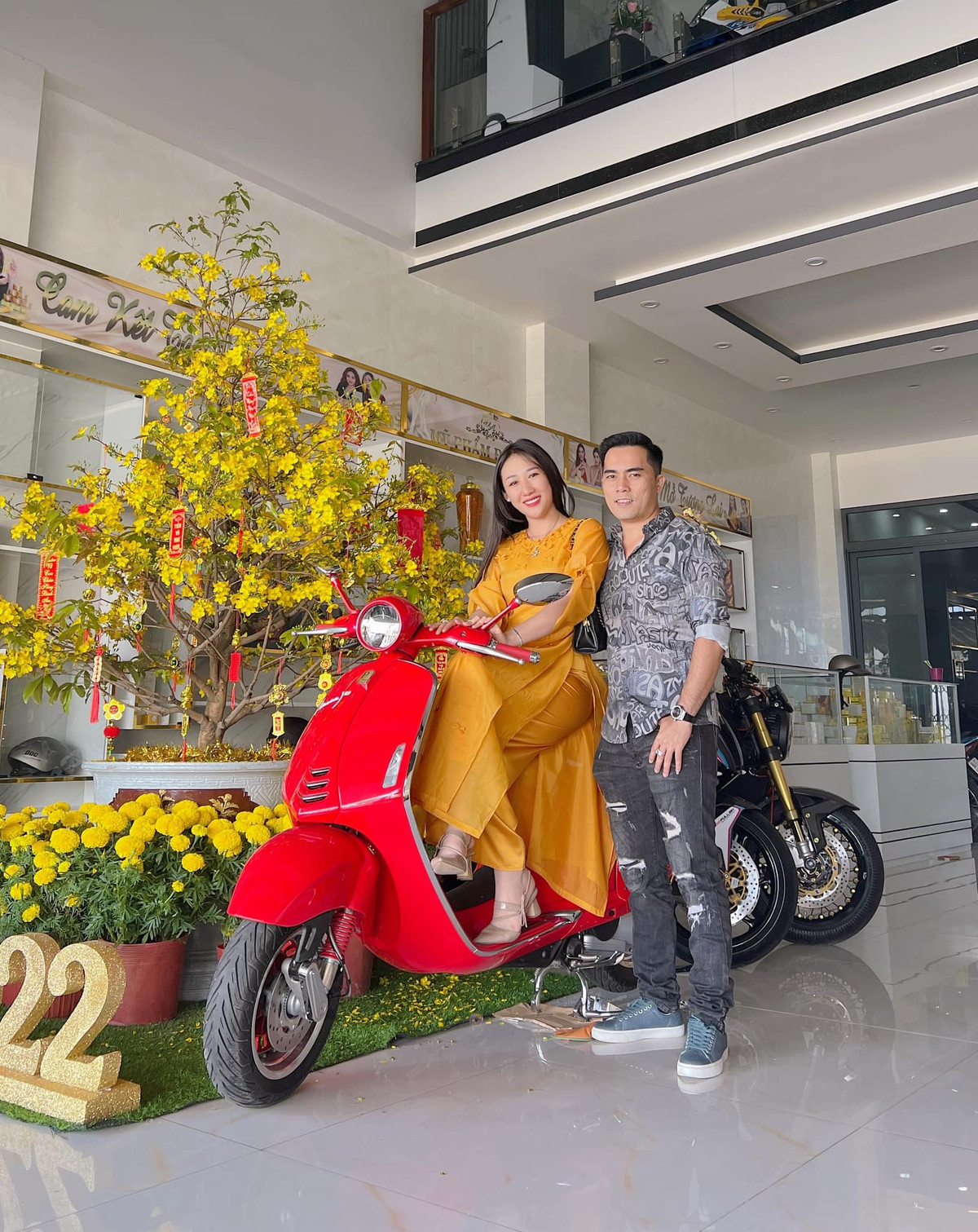 Khi nghe tin bản Vespa 946 Dior có quá nhiều người săn đón, trong khi đó Huỳnh Như chưa sở hữu chiếc xe máy nào nên muốn mua về cho đầy đủ phương tiện. Thậm chí, cô vui mừng tới nỗi thỉnh thoảng còn nói đùa với ông xã: "Mình đủ nếp đủ tẻ rồi nha."