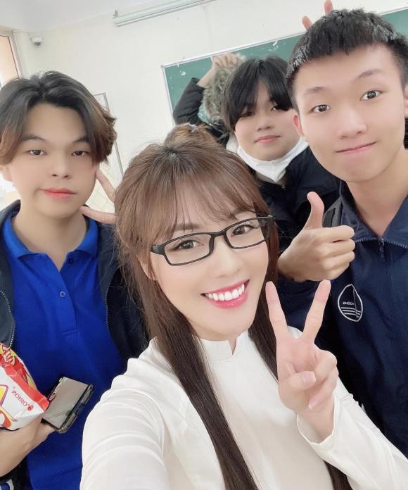 Nữ giảng viên Âu Hà My mặc áo dài nền nã khi đi dạy.