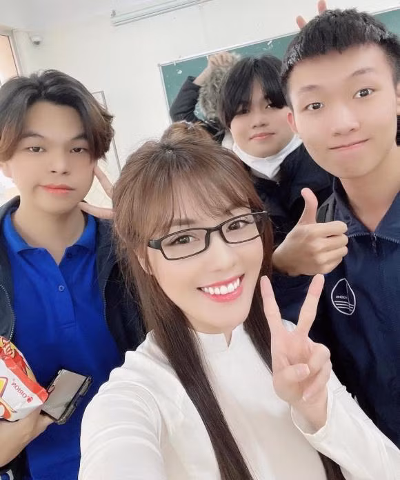 Nữ giảng viên Âu Hà My mặc áo dài nền nã khi đi dạy.