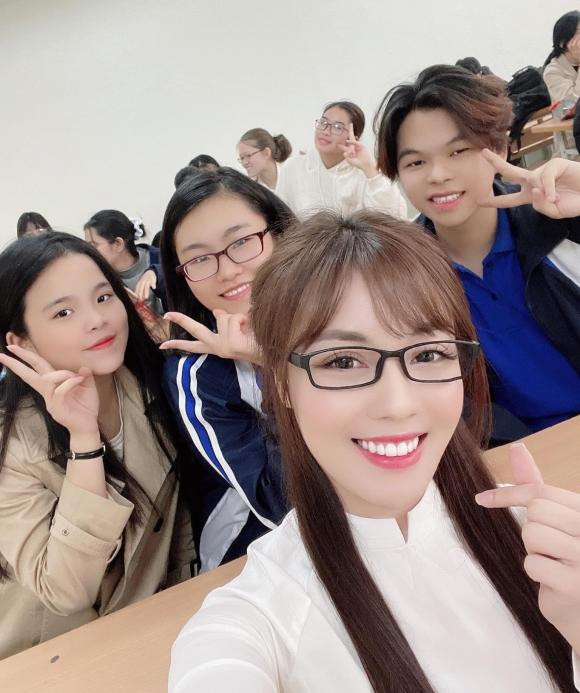 Trong hình, Âu Hà My mặc áo dài trắng nền nã, xung quanh là học trò. Qua ảnh có thể thấy nữ giảng viên vẫn được học trò yêu quý sau ồn ào.