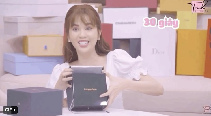 Theo chia sẻ những món hàng hiệu này được Ngọc Trinh tự tay mua khoảng 80%. Số còn lại là quà sinh nhật đến từ bạn bè như diễn viên Quỳnh Thư, diễn viên Diệu Nhi, nhà thiết kế Đỗ Long…