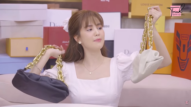 Sau một hồi ngồi đếm, Ngọc Trinh thu về được 120.000 USD, tương đương 2,7 tỷ đồng.